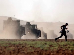 israel-tanks-photographer-running-ap