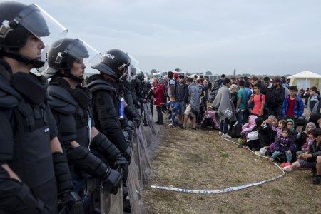 Refugees-riot-police-europe-640_2