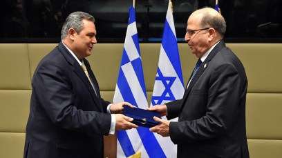 Ya'alon in Greece (Photo: Ariel Hermoni, Defense Ministry)