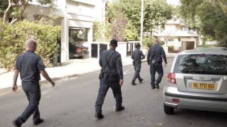 Israeli security forces look during a hunt for Nashat Milhem, the prime suspect in first of January fatal Tel Aviv shooting attack in Ramat Aviv neighborhood, Tel Aviv, on January 5, 2016. (Photo by Tomer Neuberg/Flash90)