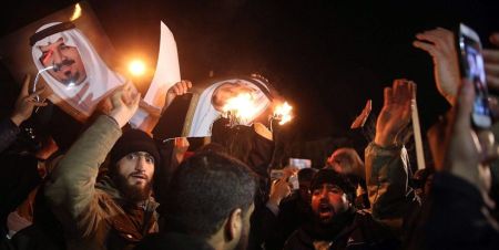 Iranian_protesters_set_fire_to_pictures_of_the_Saudi_royal_family_3.1.16