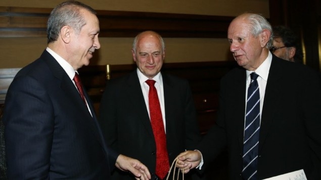 Turkish President Recep Tayyip Erdogan (left) meets with a delegation of the Conference of Presidents of Major American Jewish Organizations, led by Stephen M. Greenberg (right) and Malcolm Hoenlein (center), in Ankara, February 9, 2016. (Courtesy)
