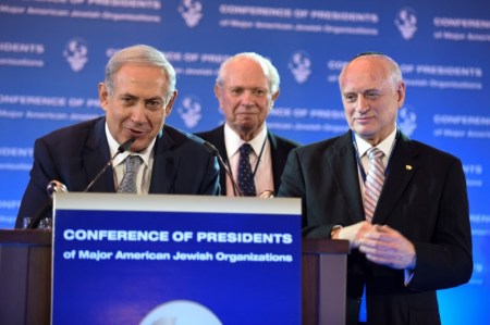 Prime Minister Netanyahu with the Conference of Presidents of Major American Jewish Organizations Chairman Stephen M. Greenberg (center) and Executive Vice Chairman/CEO Malcolm Hoenlein at the opening of the organization’s 42nd Leadership Mission, February 14, 2016. (Avi Hayoun)