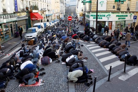 FranceMuslimPrayerStreetIP_2