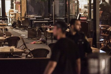 Israeli medical and security forces at the scene where a suspect terrorist opened fire at the Sarona Market shopping center in tel Aviv, on June 8, 2016. The suspect shot and wounded 9 people, one of them critically injured, in a suspected terror attack in the center of the city. Photo by Ben Kelmer/Flash90 *** Local Caption *** ?? ???? ???? ????? ????? ????? ??? ???? ???????