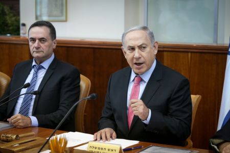 Prime Minister Benjamin Netanyahu leads the weekly cabinet meeting at his office in Jerusalem on July 24, 2016. (Photo by Amit Shabi/POOL)