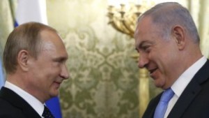 Russian President Vladimir Putin (L) welcomes Prime Minister Benjamin Netanyahu during a meeting at the Kremlin in Moscow on June 7, 2016. (AFP Photo/Pool/Maxim Shipenkov)