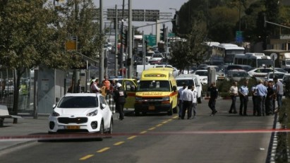 Israeli security forces cordon off the site of a shooting attack near police headquarters in Jerusalem on October 9, 2016. (AFP/AHMAD GHARABLI)