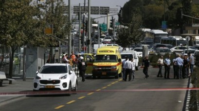 Israeli security forces cordon off the site of a shooting attack near police headquarters in Jerusalem on October 9, 2016. (AFP/AHMAD GHARABLI)