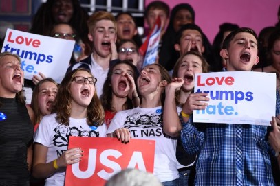US Democratic presidential Hillary Clinton's supporters shout slogans during a campaign rally in Des Moines, Iowa, on October 28, 2016. (AFP PHOTO / Jewel SAMAD)
