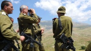 IDF Chief of Staff Benny Gantz uses binoculars as he tours the Israel-Syria border on May 21, 2013. (Tal Manor/IDF Spokesman/Flash 90)
