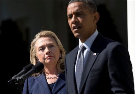 ARCHIV: US-Aussenministerin Hillary Rodham Clinton verfolgt im Rosengarten des Weissen Hauses in Washington eine Rede von Praesident Barack Obama (Foto vom 12.09.12). Sie ist die wohl bekannteste Politikerin der USA und laut dem US-Magazin "Forbes" gar die zweitmaechtigste Frau der Welt. Hillary Clinton diente den Vereinigten Staaten acht Jahre lang als First Lady, spaeter als Senatorin. Unter Praesident Barack Obama, dem sie 2008 im Rennen um die Praesidentschaftskandidatur der Demokraten unterlag, wurde sie schliesslich Aussenministerin. Beobachter halten es fuer moeglich, dass sich Clinton in vier Jahren erneut um einen Einzug ins Weisse Haus bemuehen wird. Am kommenden Freitag (26.10.12) wird die amerikanische Chefdiplomatin 65 Jahre alt. (zu dapd-Text) Foto: Evan Vucci/AP/dapd