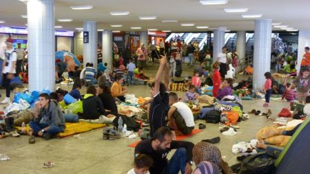 migrants_at_eastern_railway_station_-_keleti_2015-09-04_1