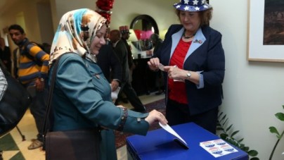 A US citizen participates in a mock election at the US ambassador's residence in Baghdad, on November 9, 2016. (AFP/ POOL / Hadi Mizban)
