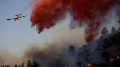 Israeli firefighter airplanes try to extinguish a forest fire which broke out in the village of  Nataf outside of Jerusalem on November 23, 2016. (Yonatan Sindel/Flash90)