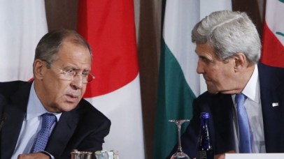 Russia's Foreign Minister Sergey Lavro (left) and US Secretary of State John Kerry talk during a meeting of the International Syria Support Group, September 22, 2016. (AP Photo/Jason DeCrow)