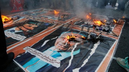 Iranians burn a poster of late Israeli president Shimon Peres outside the former US embassy in the Iranian capital Tehran on November 3, 2016. (AFP PHOTO / ATTA KENARE)
