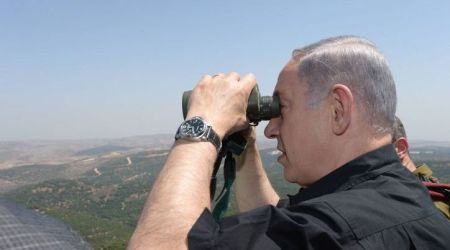 Israeli Prime Minister Benjamin Netanyahu looks through binoculars during his visit in the Northern district border of Israel on August 18, 2015. Photo by Amos Ben Gershom/GPO *** Local Caption *** ???? ??? ?????? ?????? ?????? ?????? ????? ????? ???? ????