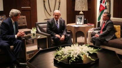 Prime Minister Benjamin Netanyahu, center, meets with US Secretary of State John Kerry, left, and Jordanian King Abdullah II in Amman, November 13, 2014. (AFP/Jordainian Royal Palace/Ho/Yousef Allan)