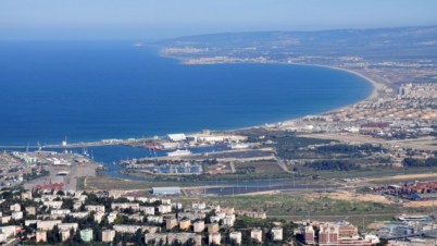Haifa's industrial zone. The ammonia tank is visible on the jetty jutting into the sea at the right. (Shay Levy/Flash90)