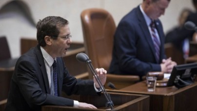 Leader of opposition MK Isaac Herzog of the Zionist Union addresses the Knesset in Jerusalem, February 6, 2017. (Yonatan Sindel/Flash90) 