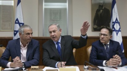 Benjamin Netanyahu, center, at the weekly cabinet meeting  in Jerusalem on February 19, 2017. (Olivier Fitoussi/POOL)