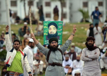 pakistan-mumtaz-qadri-supporters-1-aamir-qureshi-afp-getty-640