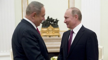 Prime Minister Benjamin Netanyahu shakes hands with Russian President Vladimir Putin (L) during their meeting in Moscow on March 9, 2017. (AFP Photo/Pool/Pavel Golovkin)