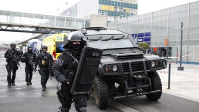 RAID police unit officers secure the area at the Paris' Orly airport on March 18, 2017 following the shooting of a man by French security forces. (AFP PHOTO / Benjamin CREMEL)
