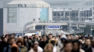 Passengers evacuating the Brussels Airport, in Zaventem, after a string of explosions rocked Brussels airport and a city metro station, March 22, 2016. (AFP Photo/Belga/Dirk Waem/Belgium OUT)