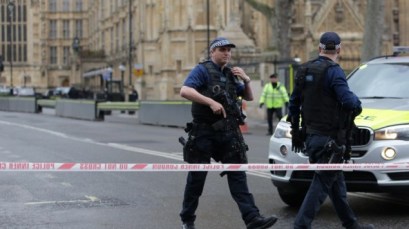 Armed police officers guard at a police cordon outside the Houses of Parliament in central London on March 22, 2017. (AFP Photo/Daniel Leal-Olivas)
