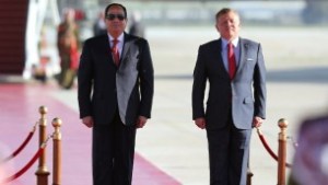 Jordan's King Abdullah II (R) and Egyptian President Abdel Fattah el-Sissi at Queen Alia International Airport in Amman on March 28, 2017. (AFP Photo/Khalil Mazraawi)