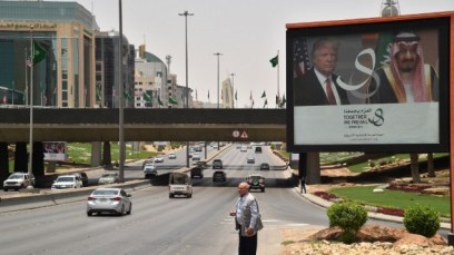 A giant billboard bearing portraits of US President Donald Trump and Saudi Arabia's King Salman, is seen on a main road in Riyadh, on May 19, 2017. (AFP PHOTO / GIUSEPPE CACACE)