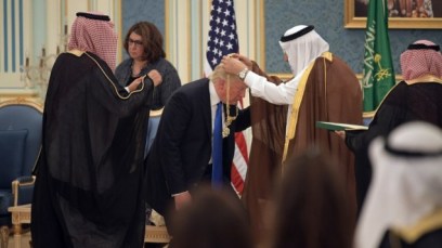 US President Donald Trump (C) receives the Order of Abdulaziz al-Saud medal from Saudi Arabia's King Salman bin Abdulaziz al-Saud (R) at the Saudi Royal Court in Riyadh on May 20, 2017. (AFP PHOTO / MANDEL NGAN)