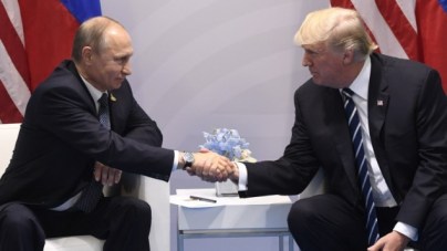 US President Donald Trump and Russia's President Vladimir Putin shake hands during a meeting on the sidelines of the G20 Summit in Hamburg, Germany, on July 7, 2017. (AFP PHOTO / SAUL LOEB)