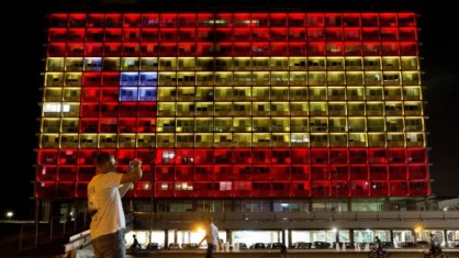 The Tel Aviv City Hall seen lit up to depict the Spanish flag, in solidarity with Spain, on August 17, 2017. (Miriam Alster/Flash90)