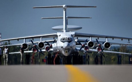 Technicians prepare Ilyushin Il-76TD long-haul cargo aircrafts for the upcoming MAKS-2015, the International Aviation and Space Show, in Zhukovsky, outside Moscow, on August 21, 2015. (AFP/KIRILL KUDRYAVTSEV)