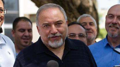 Lieberman tours Golan Heights (Photo: Ido Erez)