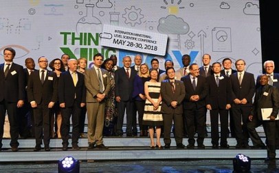 Prime Minister Benjamin Netanyahu (C) at an international science ministers convention in Jerusalem on May 28, 2018. (Jorge Novominsky/GPO)