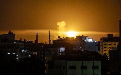 An explosion is seen in Gaza City after an airstrike by Israeli forces in response to a rocket attack earlier in the evening on June 2, 2018. (AFP PHOTO/Mahmud Hams)