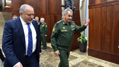 Lieberman with Russian Defense Minister Sergey Shoygu. ‘Iran a regional and global problem’ (Photo: Defense Ministry)