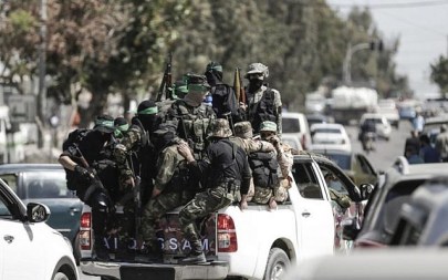 Hamas fighters take part in a military maneuver in Gaza City on March 25, 2018. (AFP Photo/Mahmud Hams)