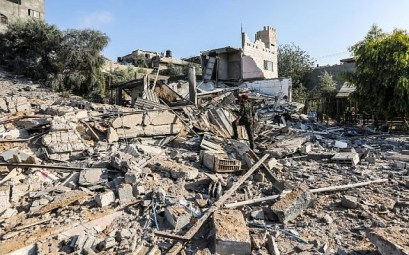 A member of the Hamas military police walks through rubble at a site that was hit by Israeli air strikes in Gaza City on August 9, 2018 (AFP PHOTO/MAHMUD HAMS)