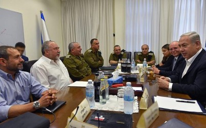 Prime Minister Benjamin Netanyahu (R) and Defense Minister Avigdor Liberman (2nd-L) meet with top IDF generals and Israeli security officials at the military's Kirya headquarters in Tel Aviv on August 9, 2018. (Ariel Hermoni/Defense Ministry)