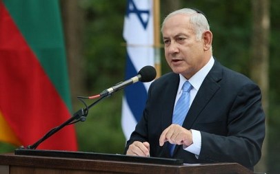 Prime Minister Benjamin Netanyahu speaks during a remembrance ceremony at the Paneriai Holocaust Memorial near Vilnius, Lithuania, on August 24, 2018. (AFP Photo/Petras Malukas)