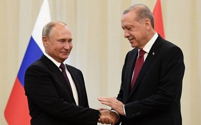 Russia's President Vladimir Putin (L) shakes hands with his Turkey's counterpart Recep Tayyip Erdogan during their meeting in Tehran on September 7, 2018. (AFP PHOTO / Kirill KUDRYAVTSEV)