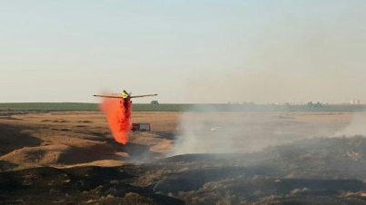 Fire erupts in Nachal Grar (Photo: The Israel Fire and Rescue Services, South District) Fire erupts in Nachal Grar (Photo: The Israel Fire and Rescue Services, South District)