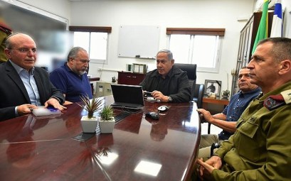 From L to R: National Security Adviser Meir Ben-Shabbat, Prime Minister Benjamin Netanyahu, Defense Minister Avigdor Liberman,  Shin Bet chief Nadav Argaman and IDF Deputy Chief of Staff Aviv Kochavi hold a situaltina assessment near the Gaza border on October 17, 2018. (Ariel Hermoni/Ministry of Defense)