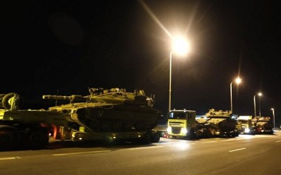 A convoy of Israeli tanks on the highway near the southern Israeli town of Sderot, on November 12, 2018. (Menahem KAHANA / AFP)