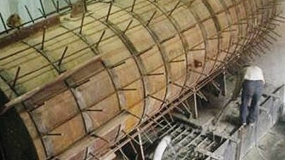 Tank for testing high explosives, with flash X-ray equipment